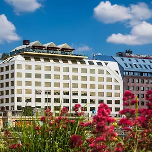 Radisson Red Hotel, Hotel