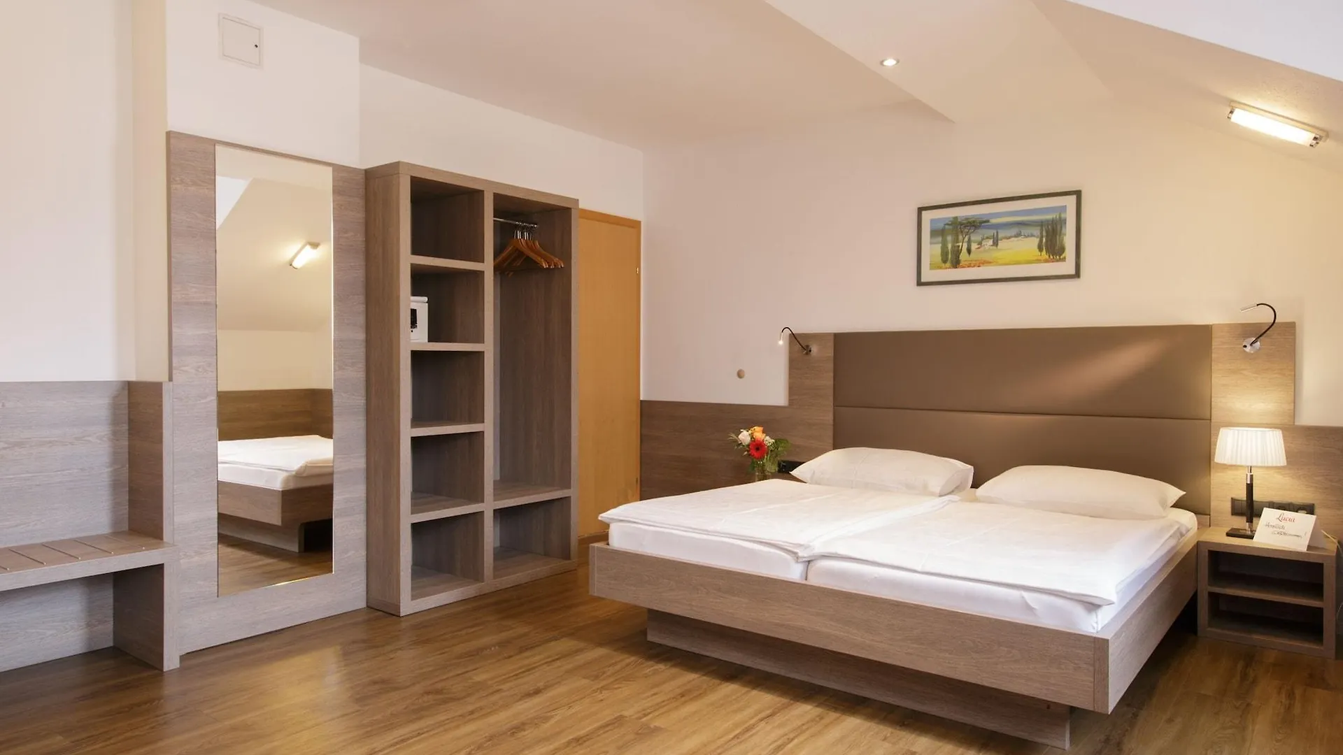 וינה Hotel Lucia