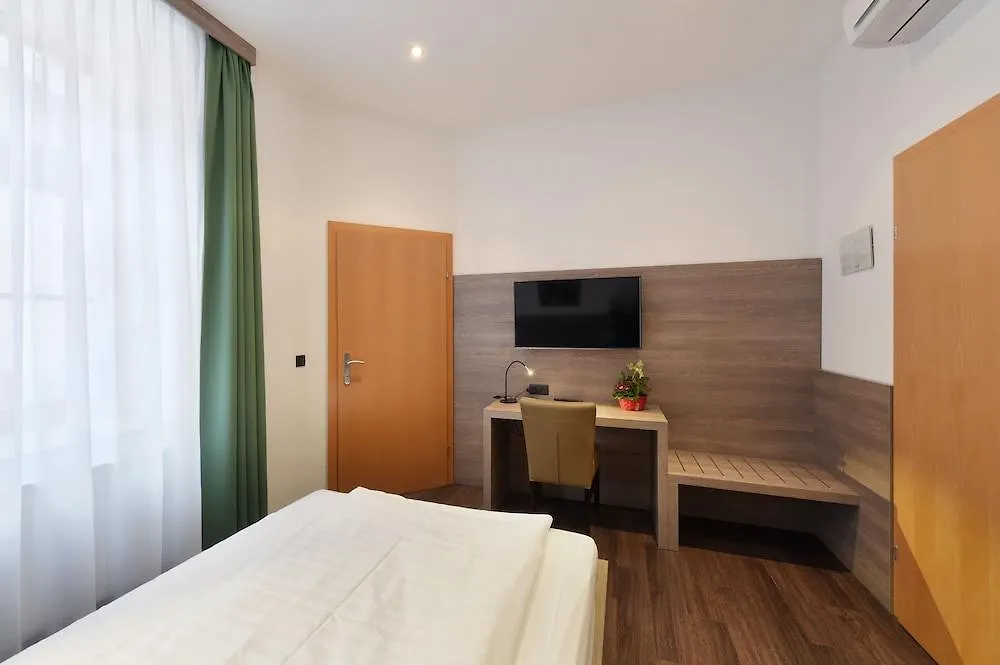וינה Hotel Lucia