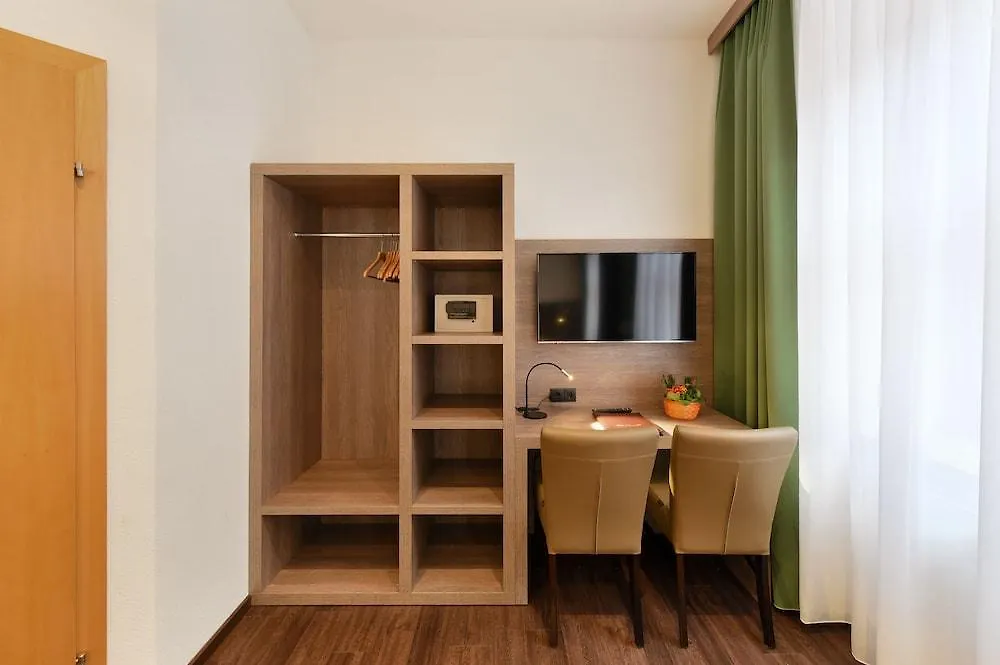 וינה Hotel Lucia
