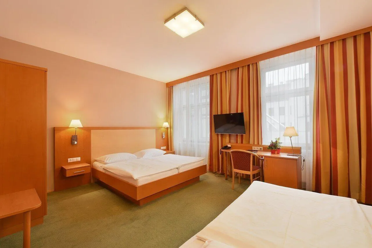 וינה Hotel Lucia 3*,  אוסטריה