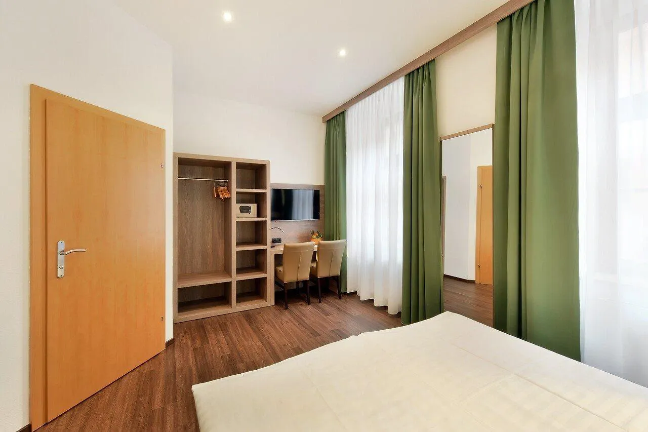 וינה Hotel Lucia