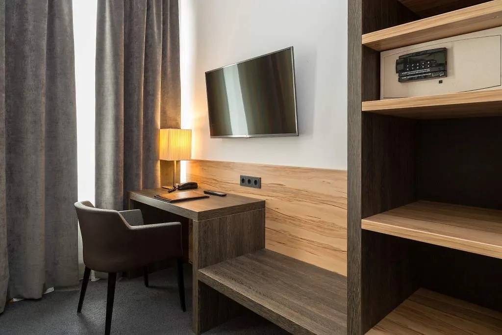 וינה Hotel Lucia 3*,