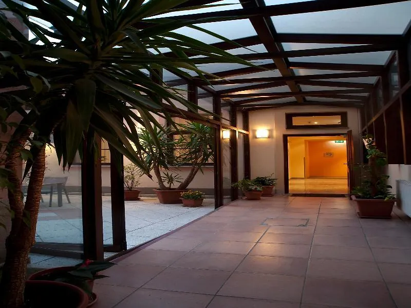 וינה Hotel Lucia