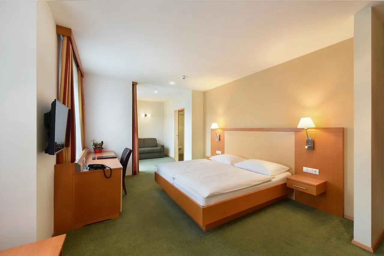 וינה Hotel Lucia 3*,  אוסטריה