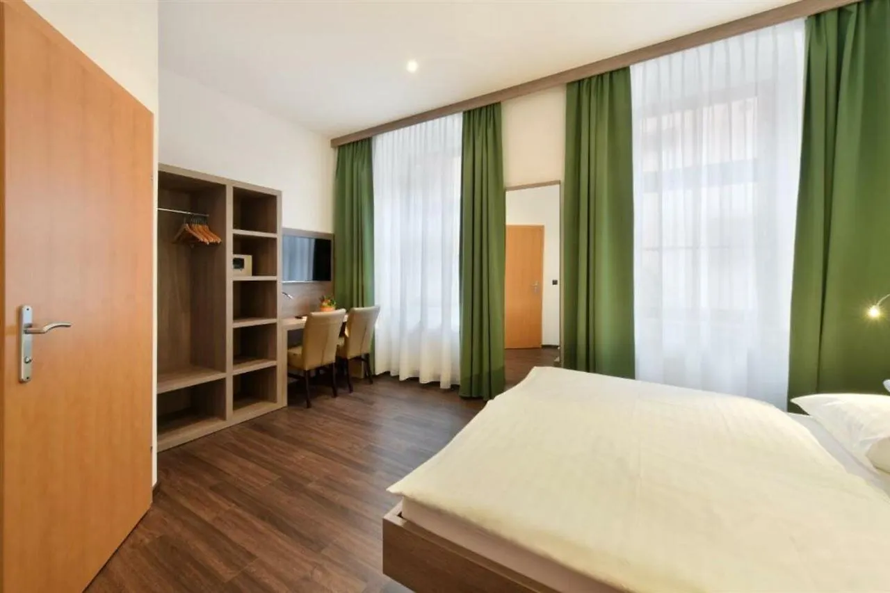 וינה Hotel Lucia אוסטריה