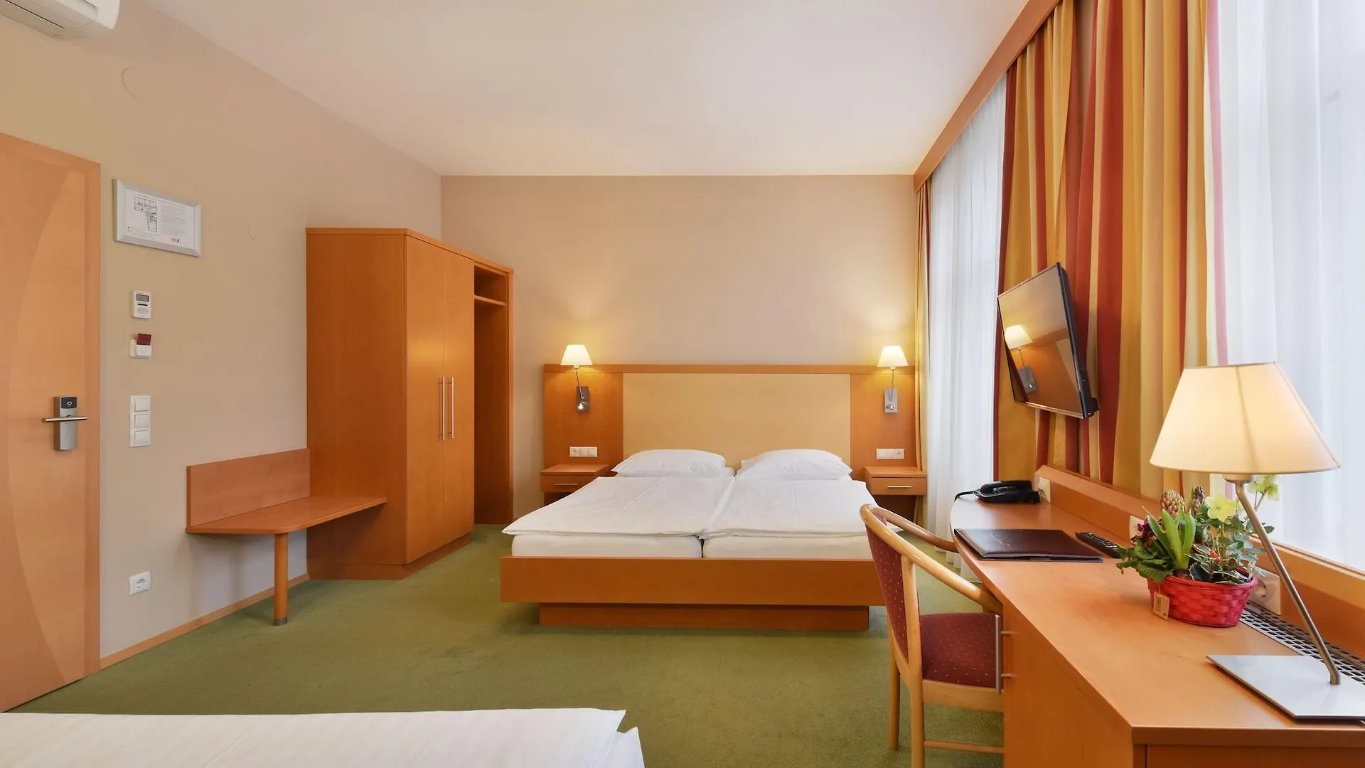 Hotel Lucia Vienna 3*,